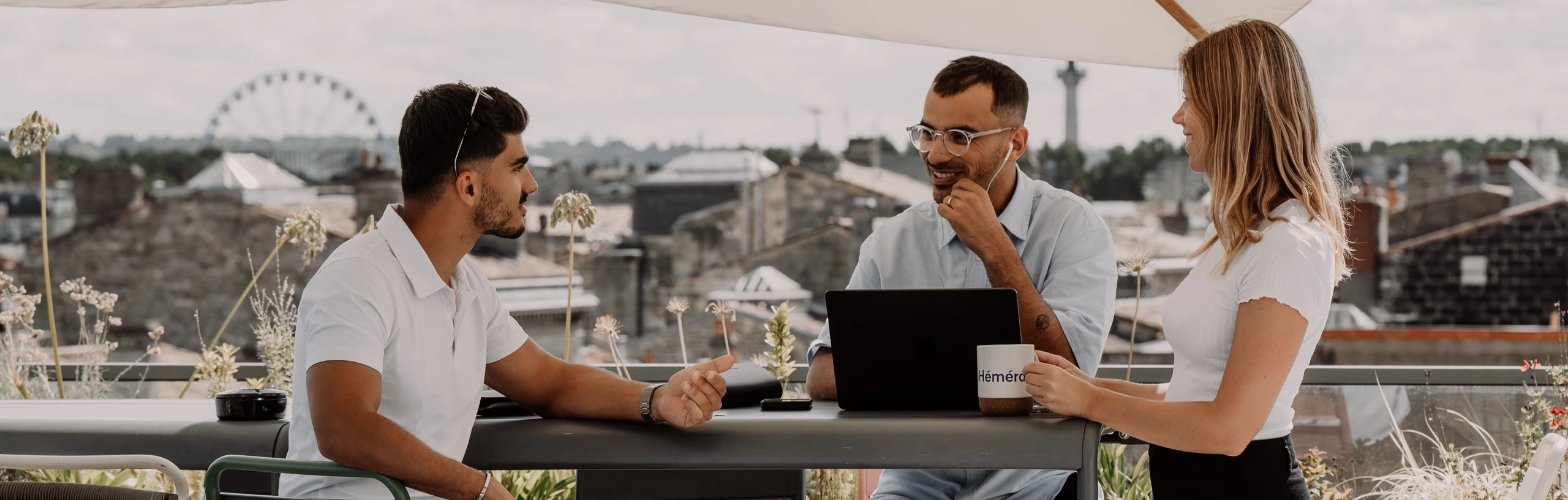 Dirigeante déléguant la gestion de son agenda à son assistante personnelle DONNA